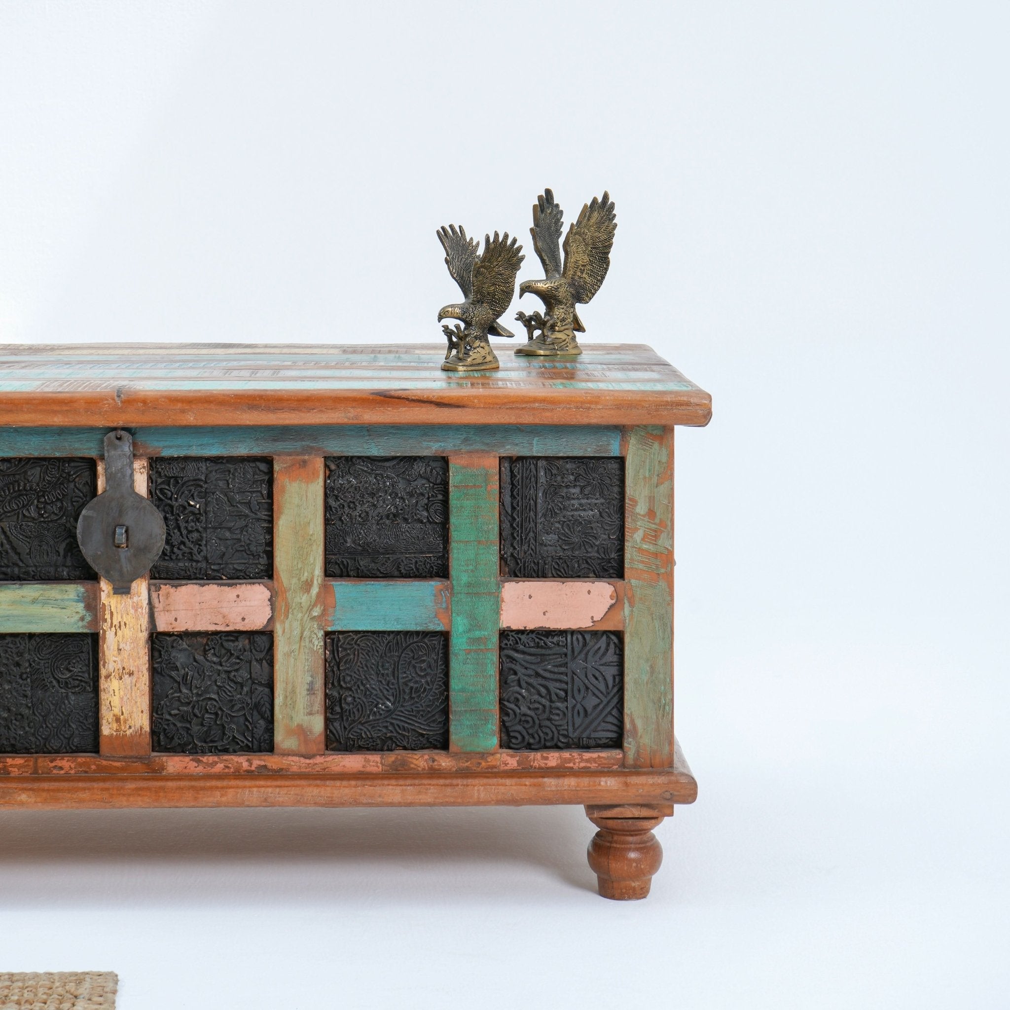 DECORATIVE WOODEN ANTIQUE BOX - Art and craft furniture