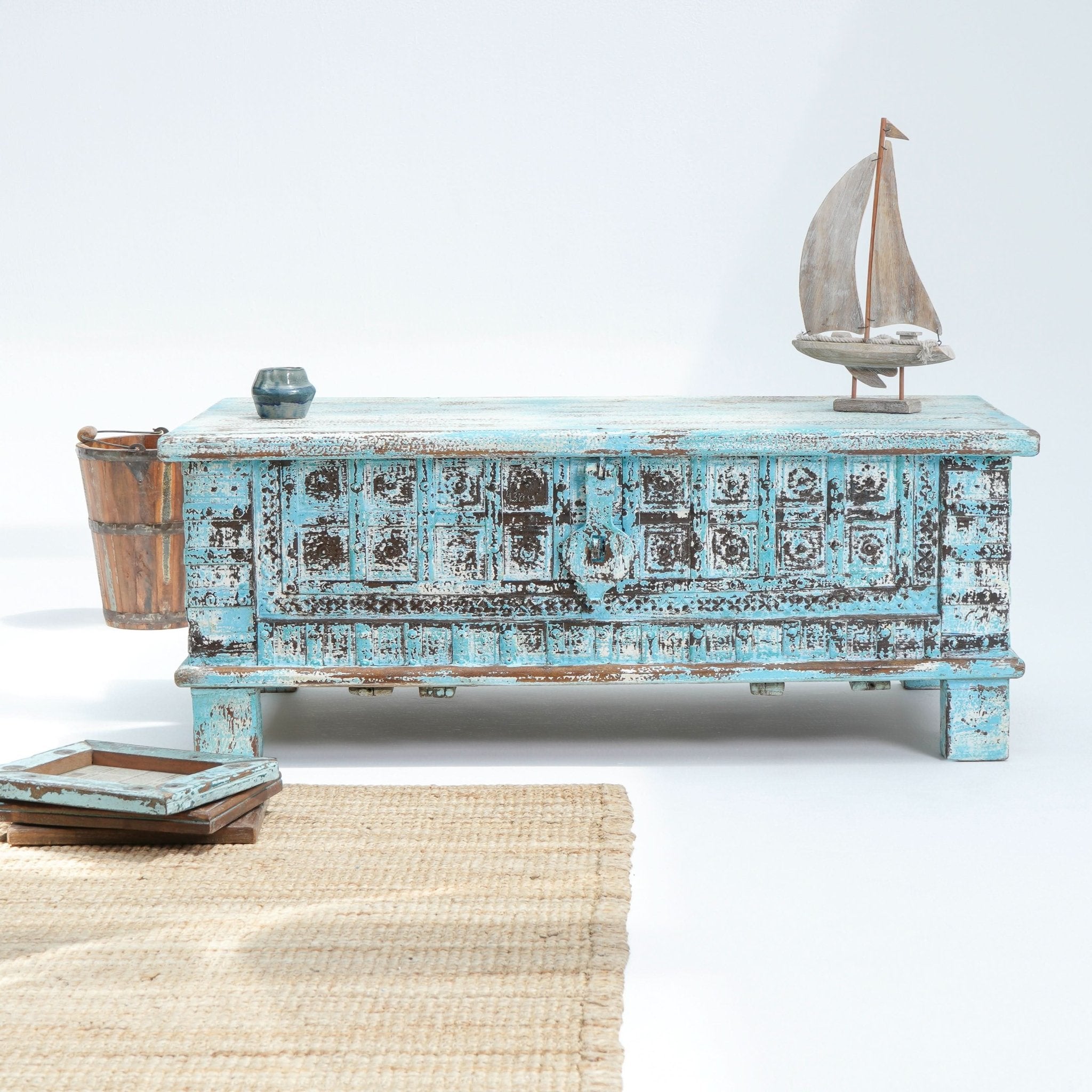 HANDCRAFTED WOODEN ANTIQUE BOX - Art and craft furniture