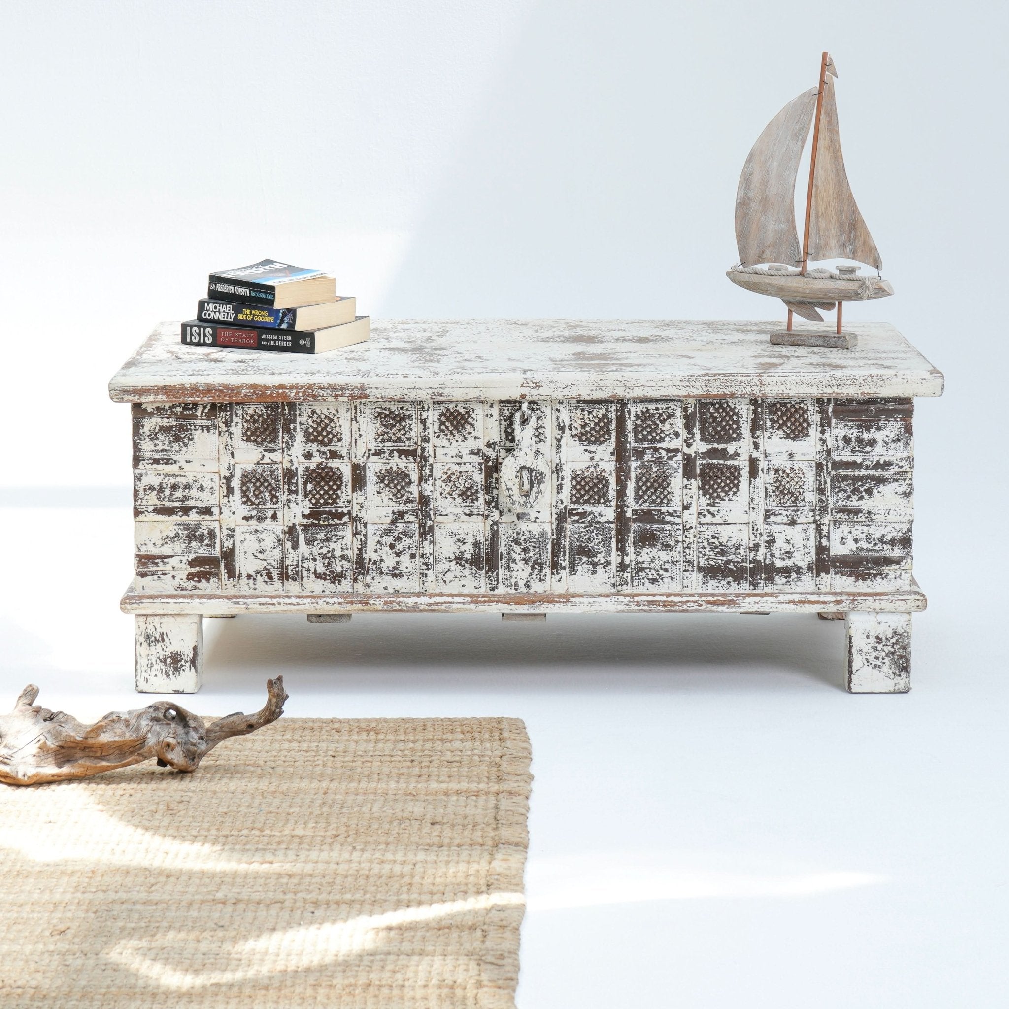 HANDCRAFTED WOODEN ANTIQUE BOX - Art and craft furniture
