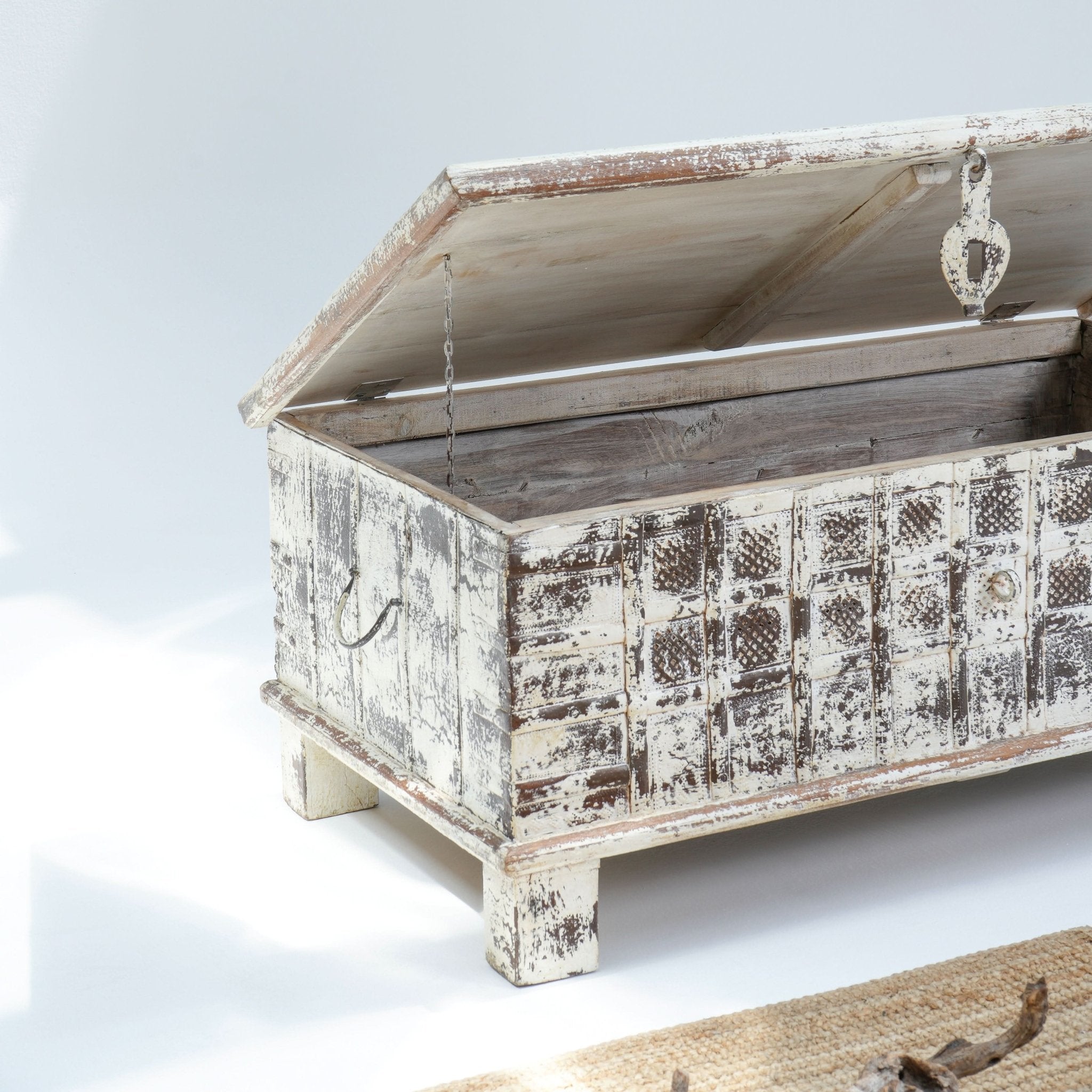 HANDCRAFTED WOODEN ANTIQUE BOX - Art and craft furniture