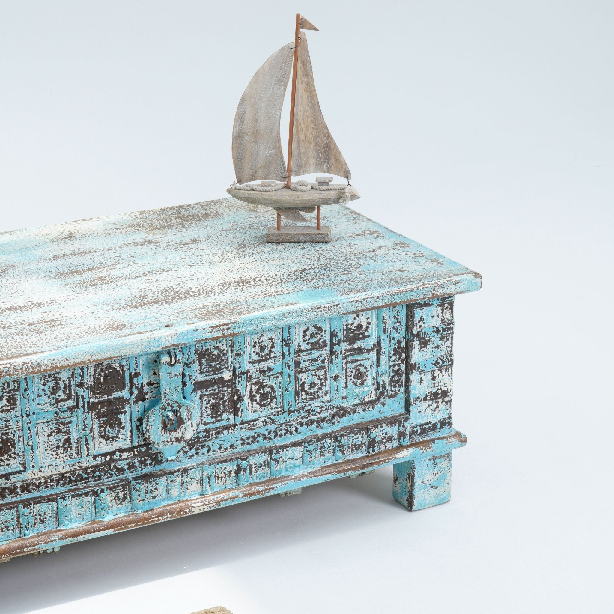 HANDCRAFTED WOODEN ANTIQUE BOX - Art and craft furniture