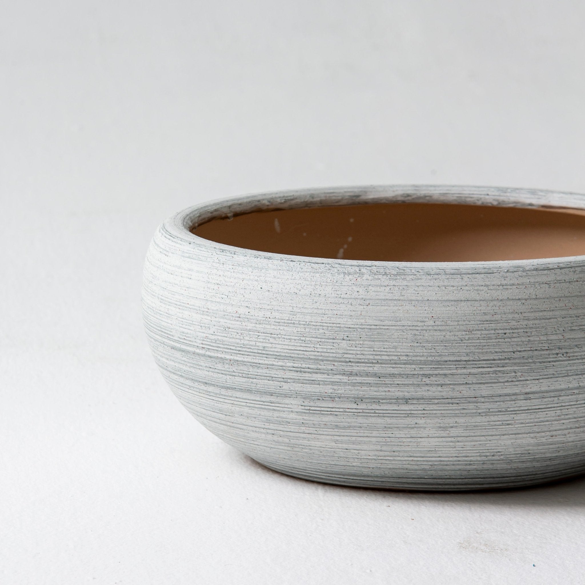 LIVRA WHITE PLANTER - Art and craft furniture