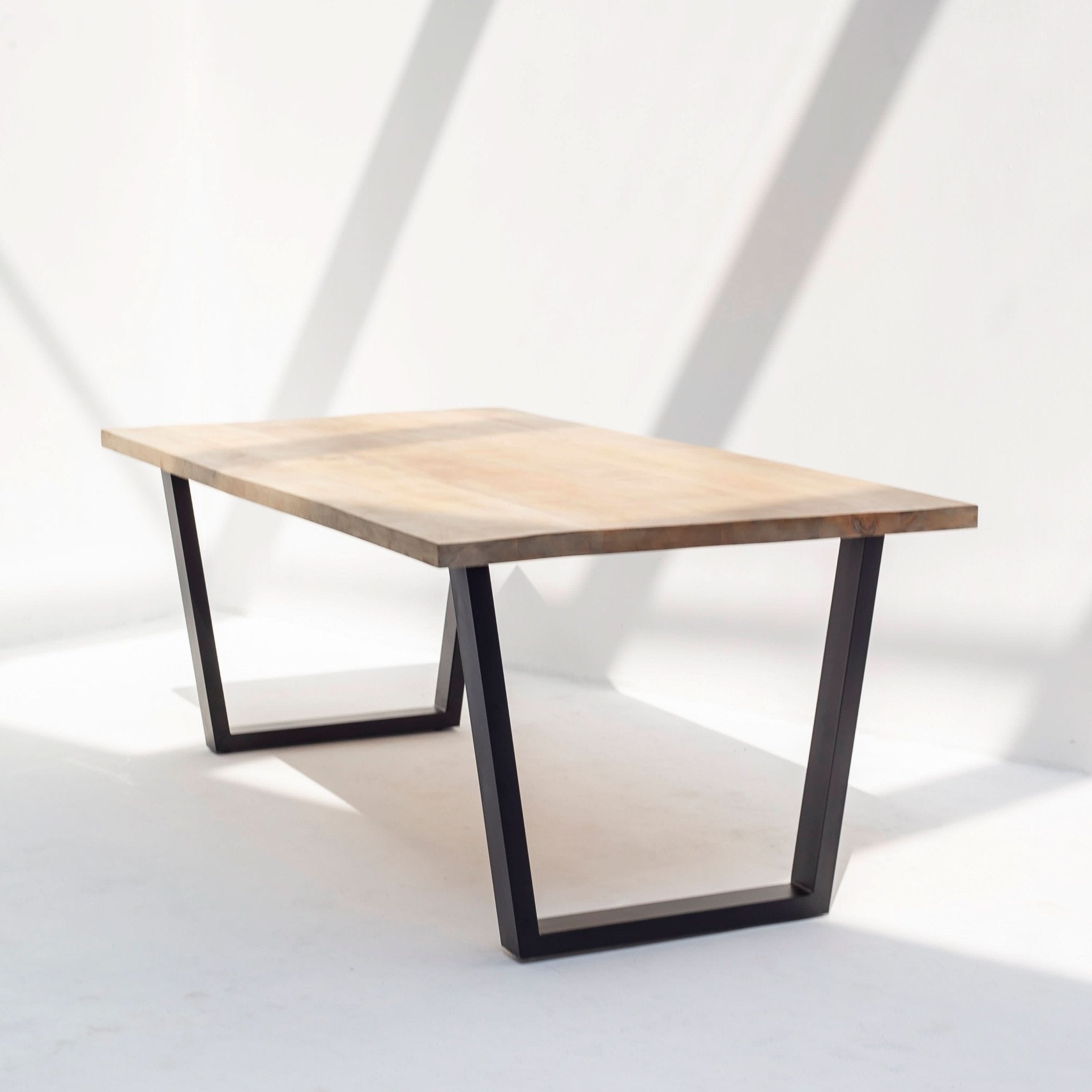 MANGO AURA V LEG DINING TABLE - Art and craft furniture