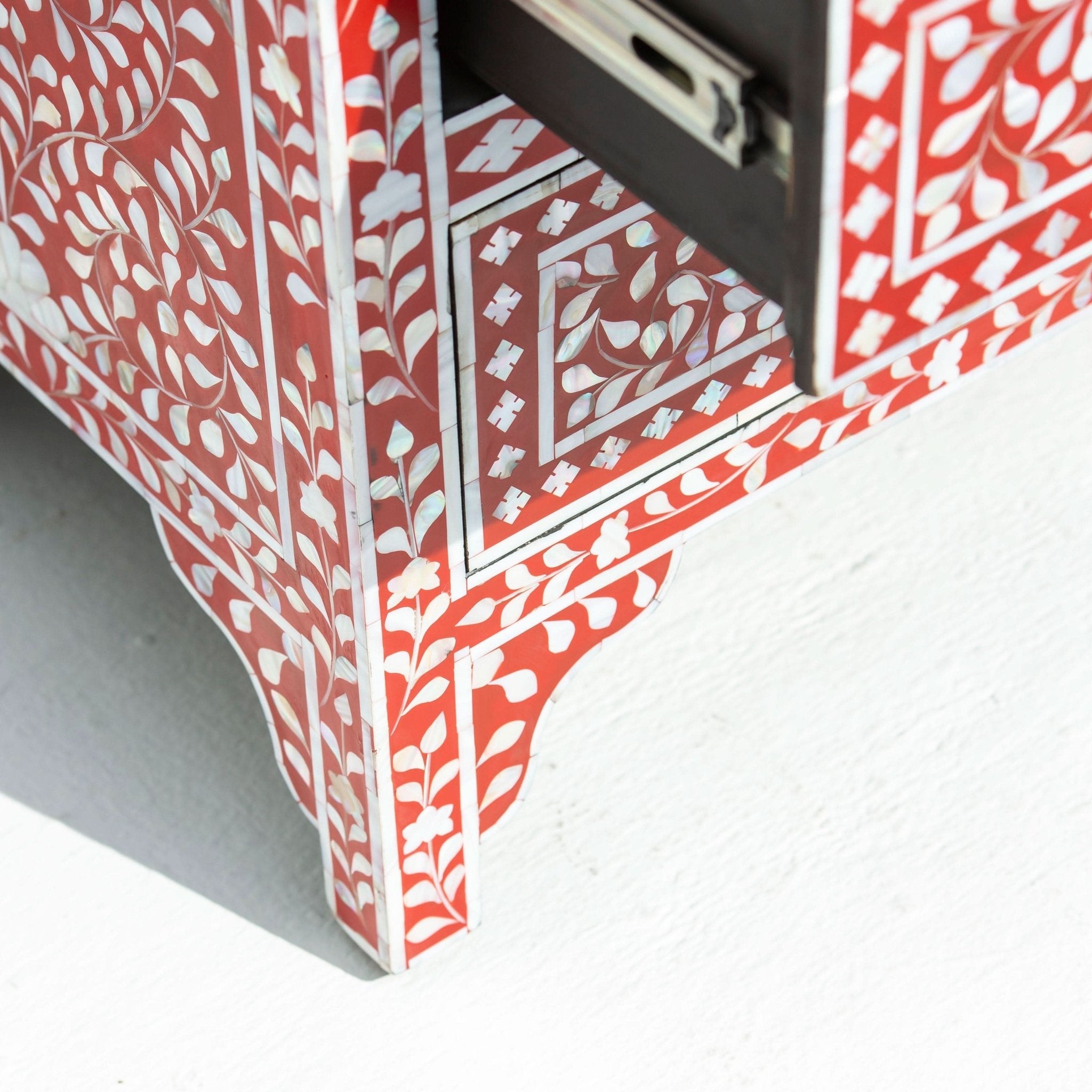 OCEAN-RED MOTHER OF PEARL CHEST OF DRAWER - Art and craft furniture