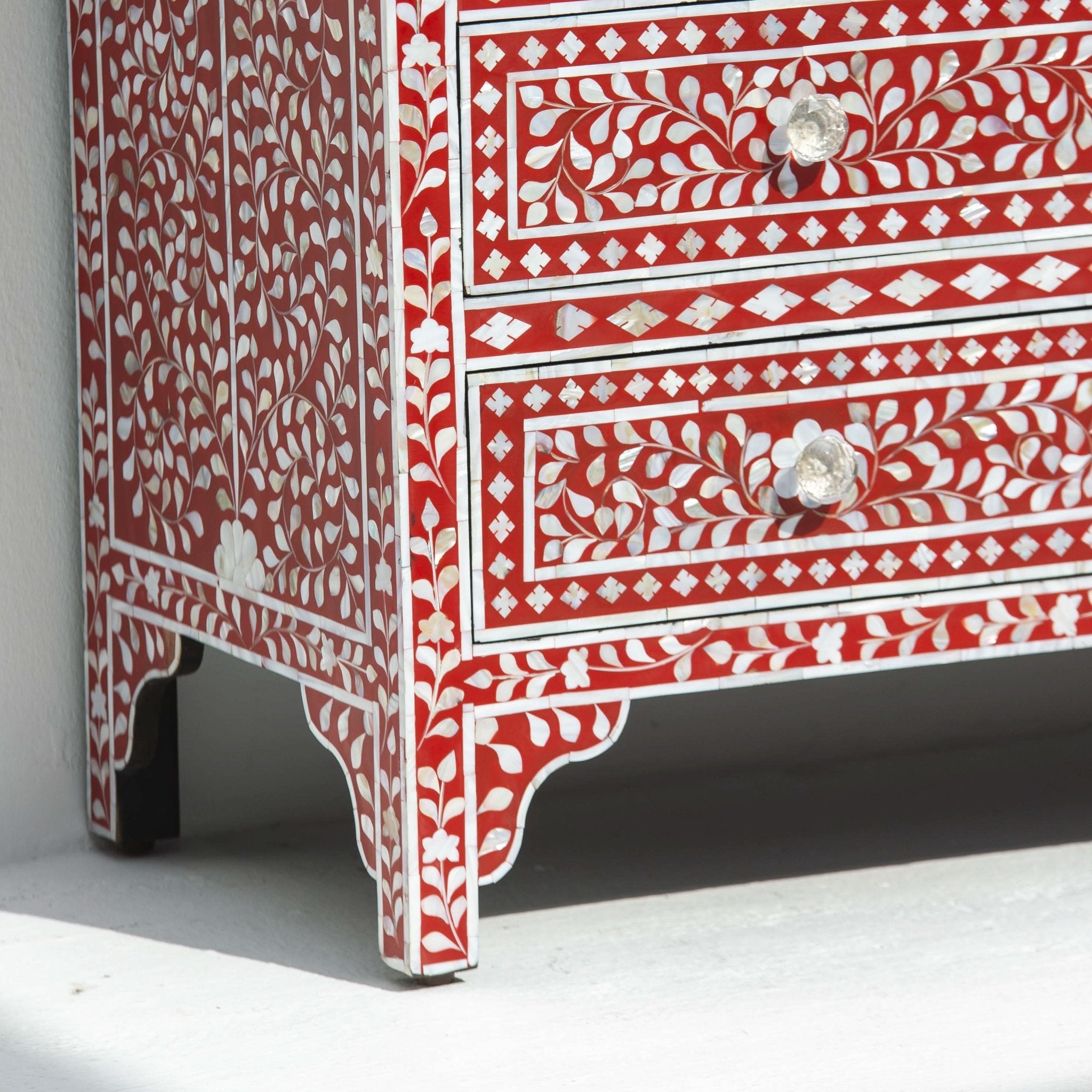 OCEAN-RED MOTHER OF PEARL CHEST OF DRAWER - Art and craft furniture