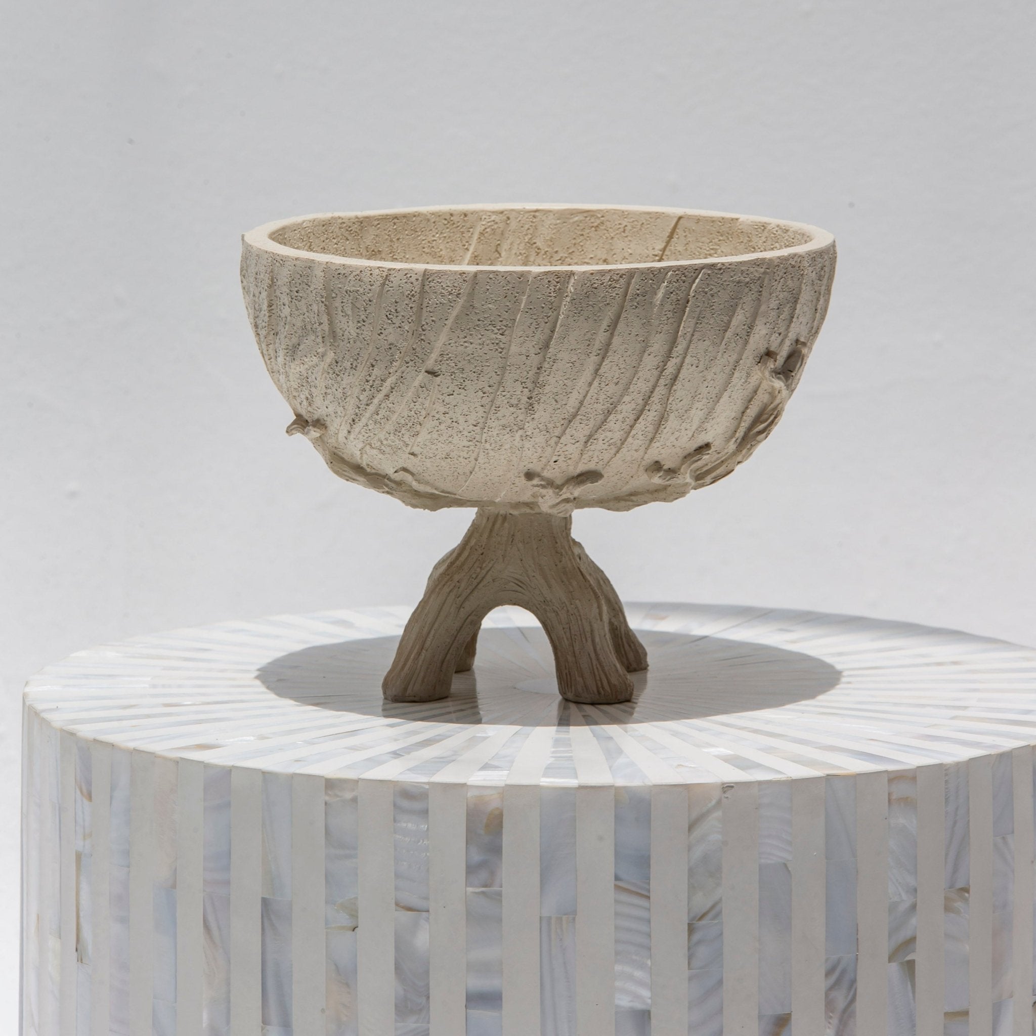 PEDESTAL OFF WHITE BOWL - Art and craft furniture