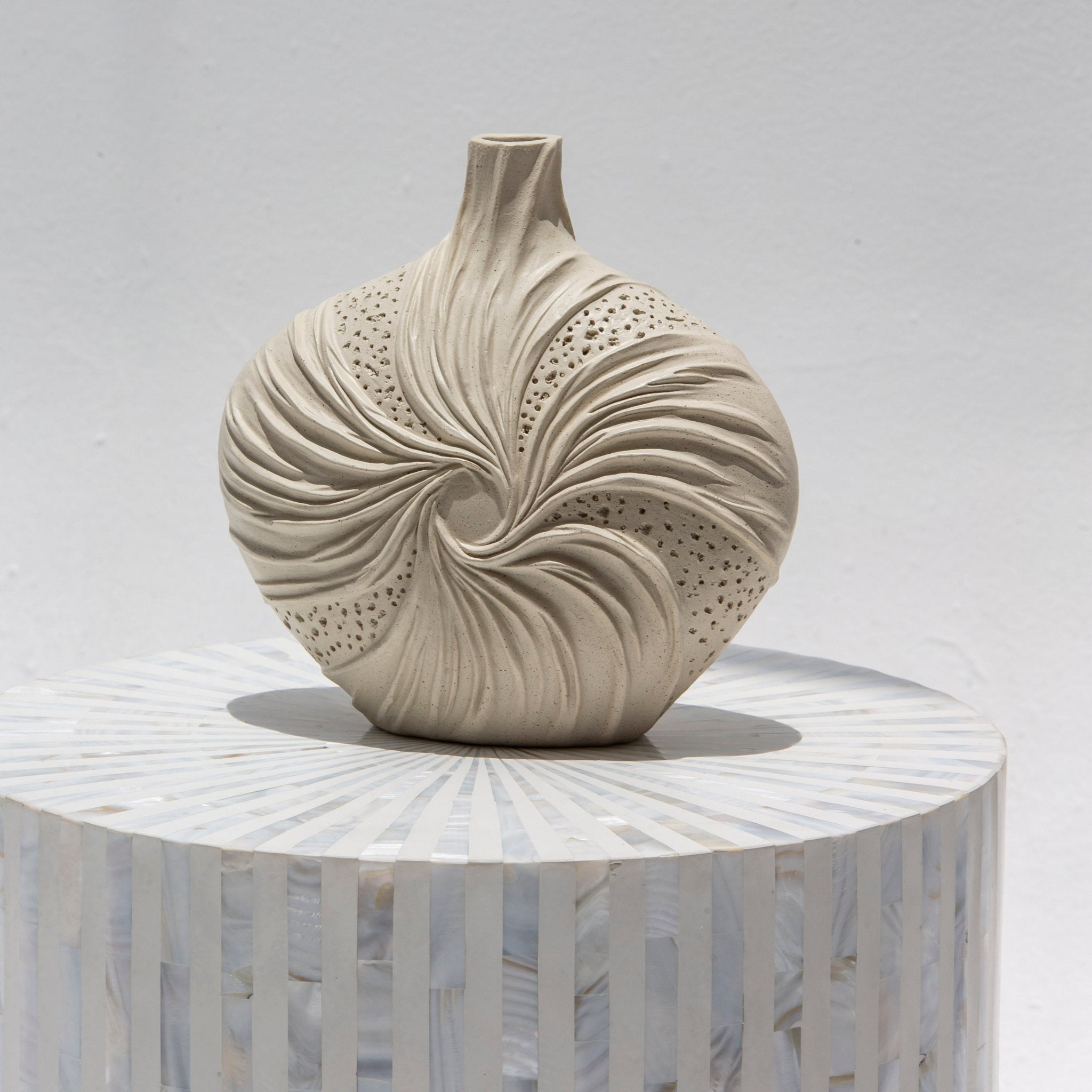 SWIRL CERAMIC VASE - Art and craft furniture