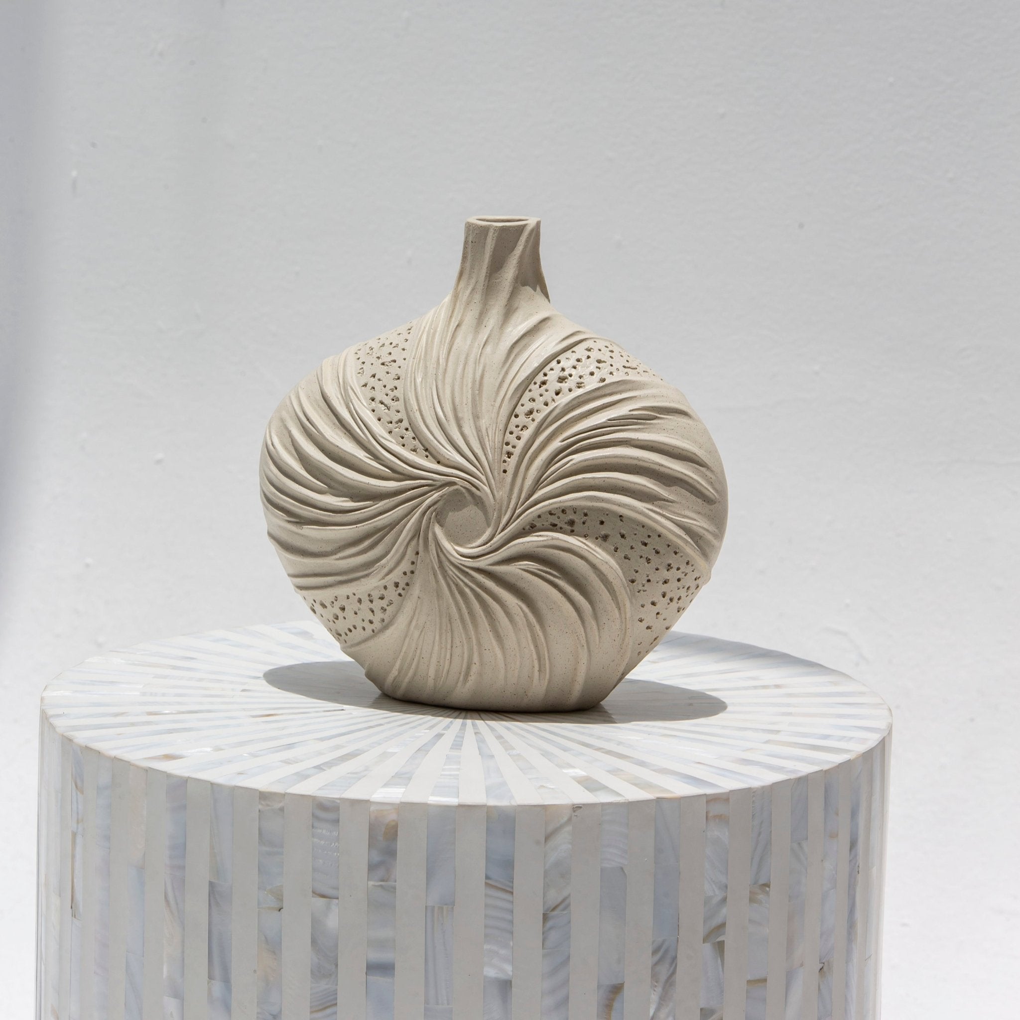 SWIRL CERAMIC VASE - Art and craft furniture