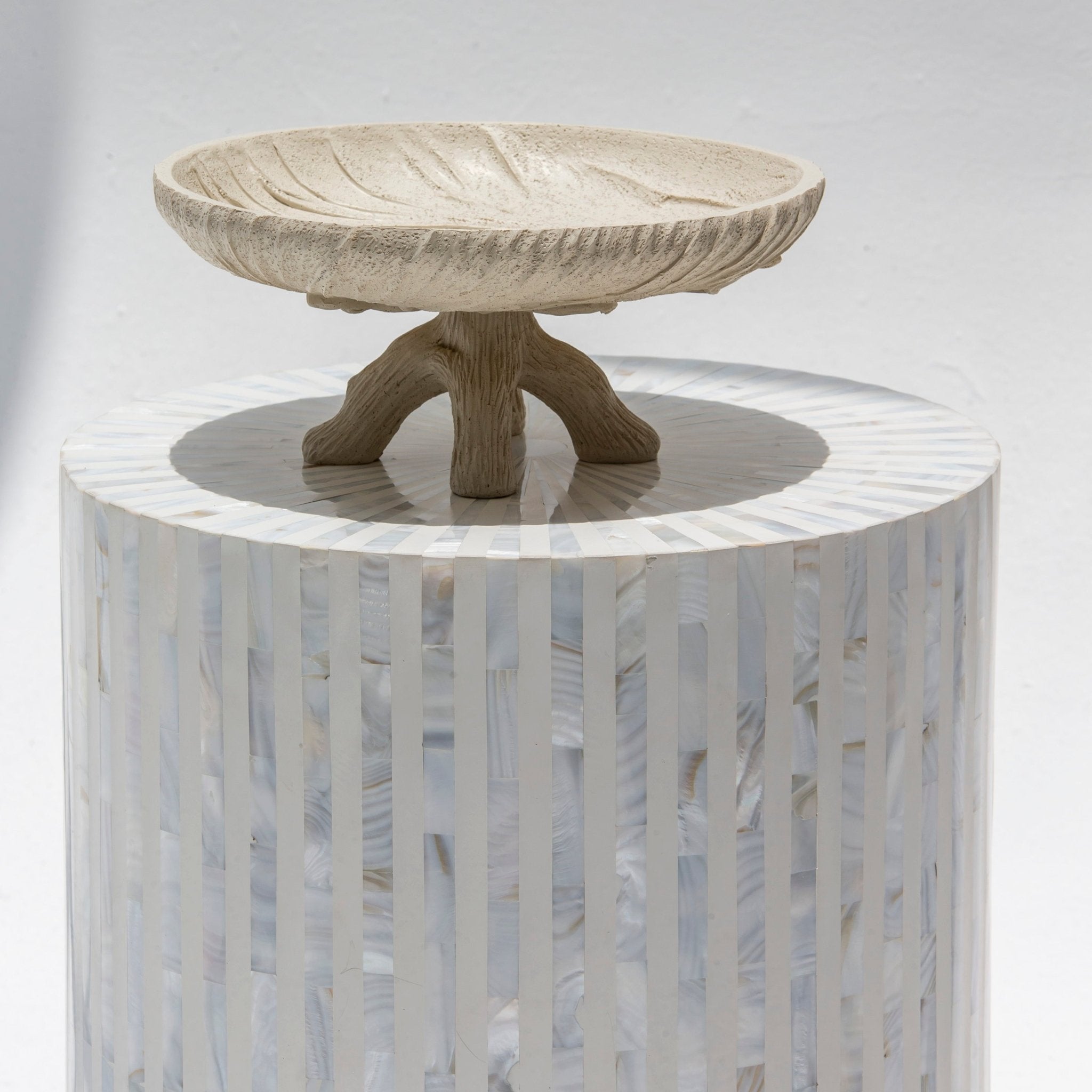 TRIPOD OFF WHITE DISH - Art and craft furniture
