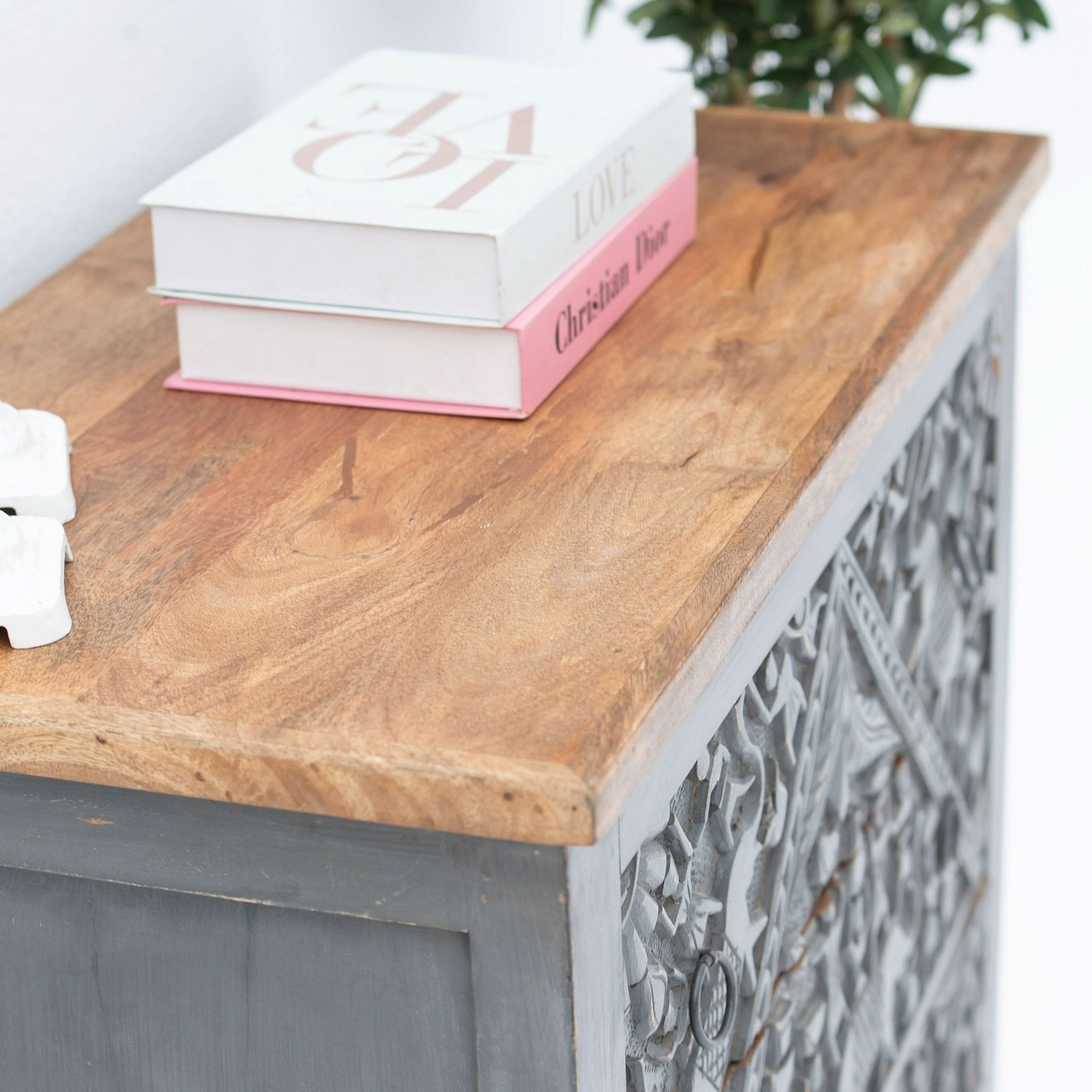 UDISHA CARVING DRAWCHEST - Art and craft furniture