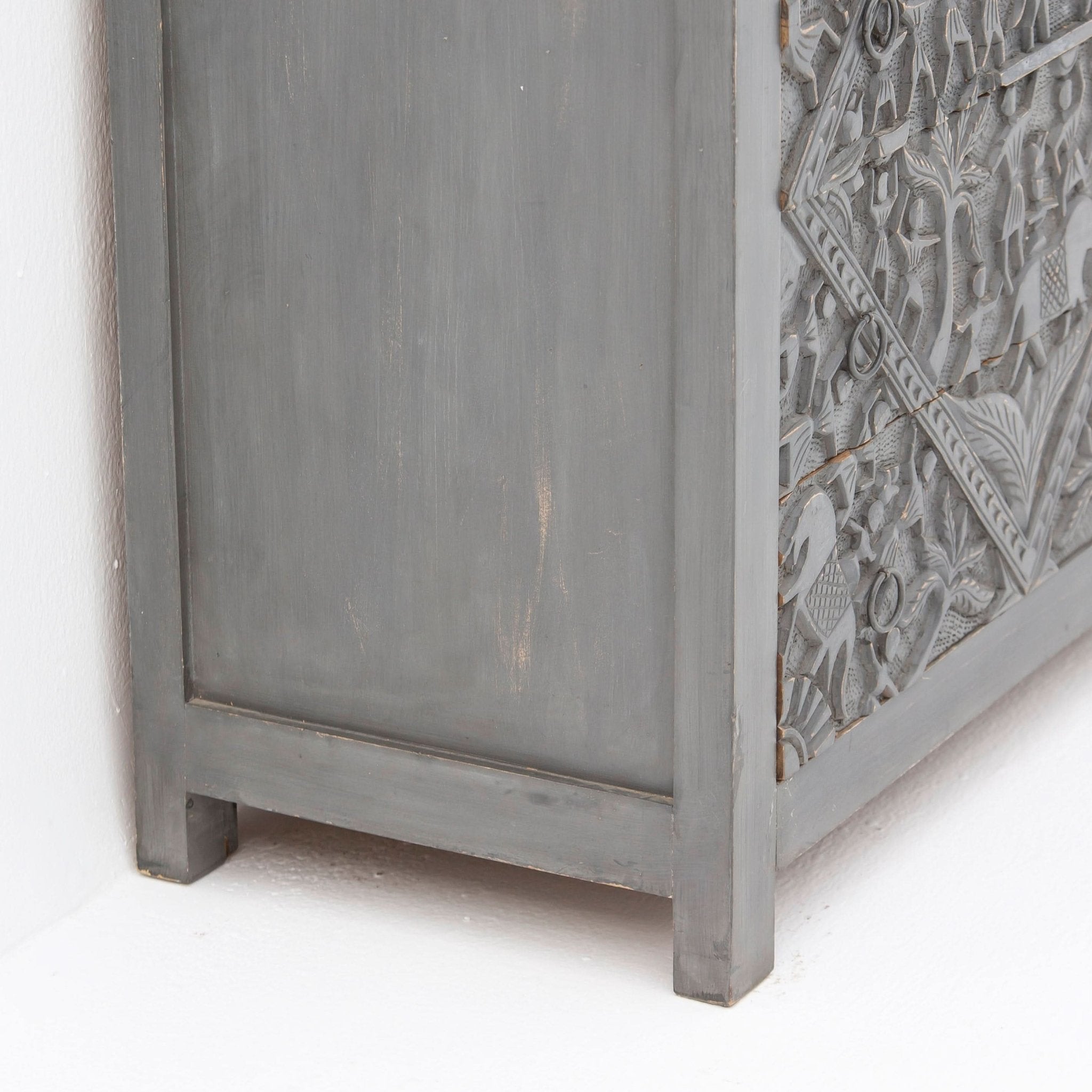 UDISHA CARVING DRAWCHEST - Art and craft furniture