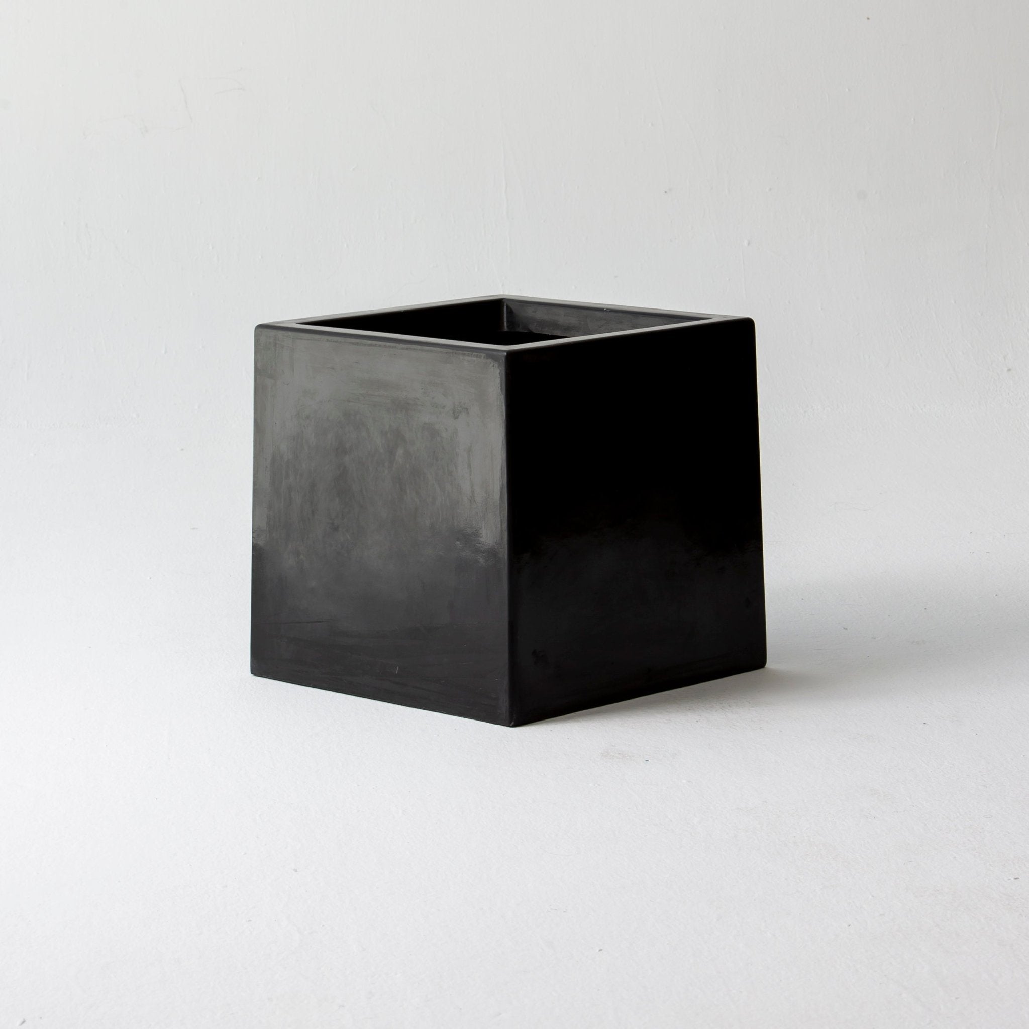 VERDELUX BLACK PLANTER - Art and craft furniture
