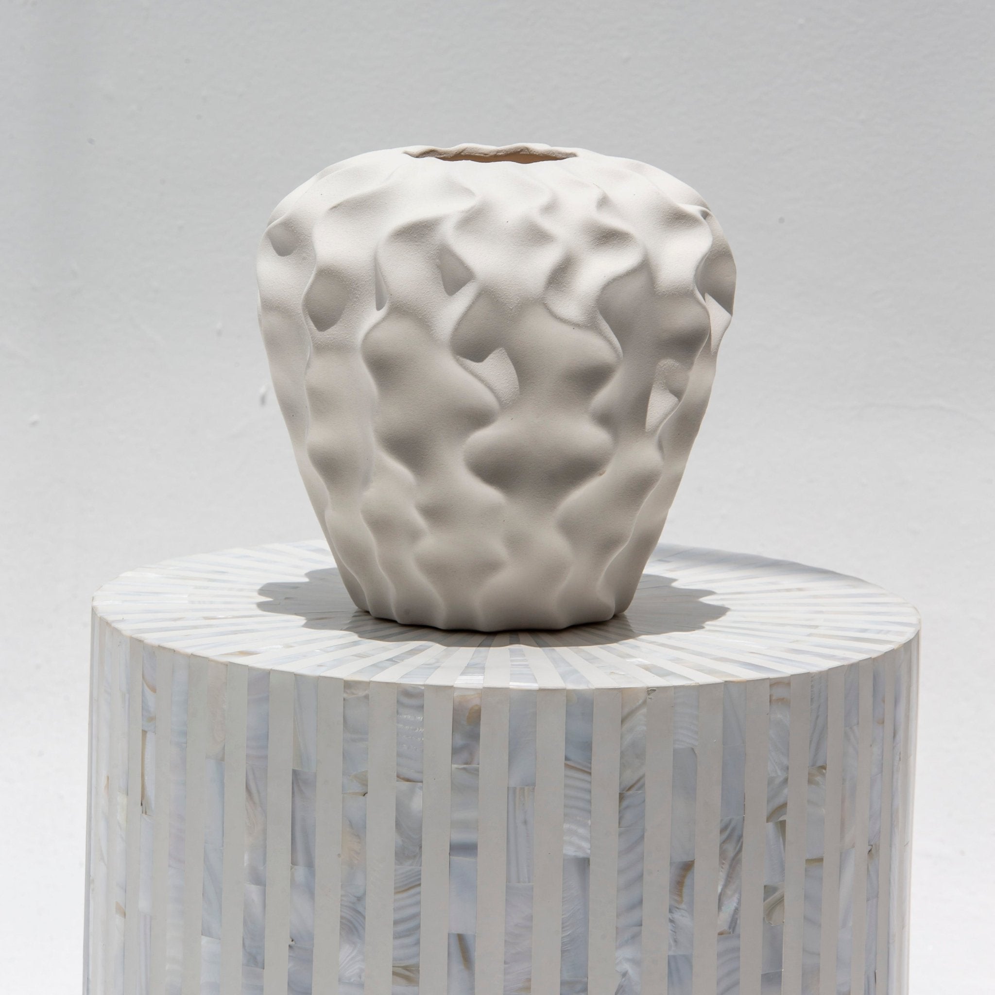 WAVY WHITE VASE - Art and craft furniture