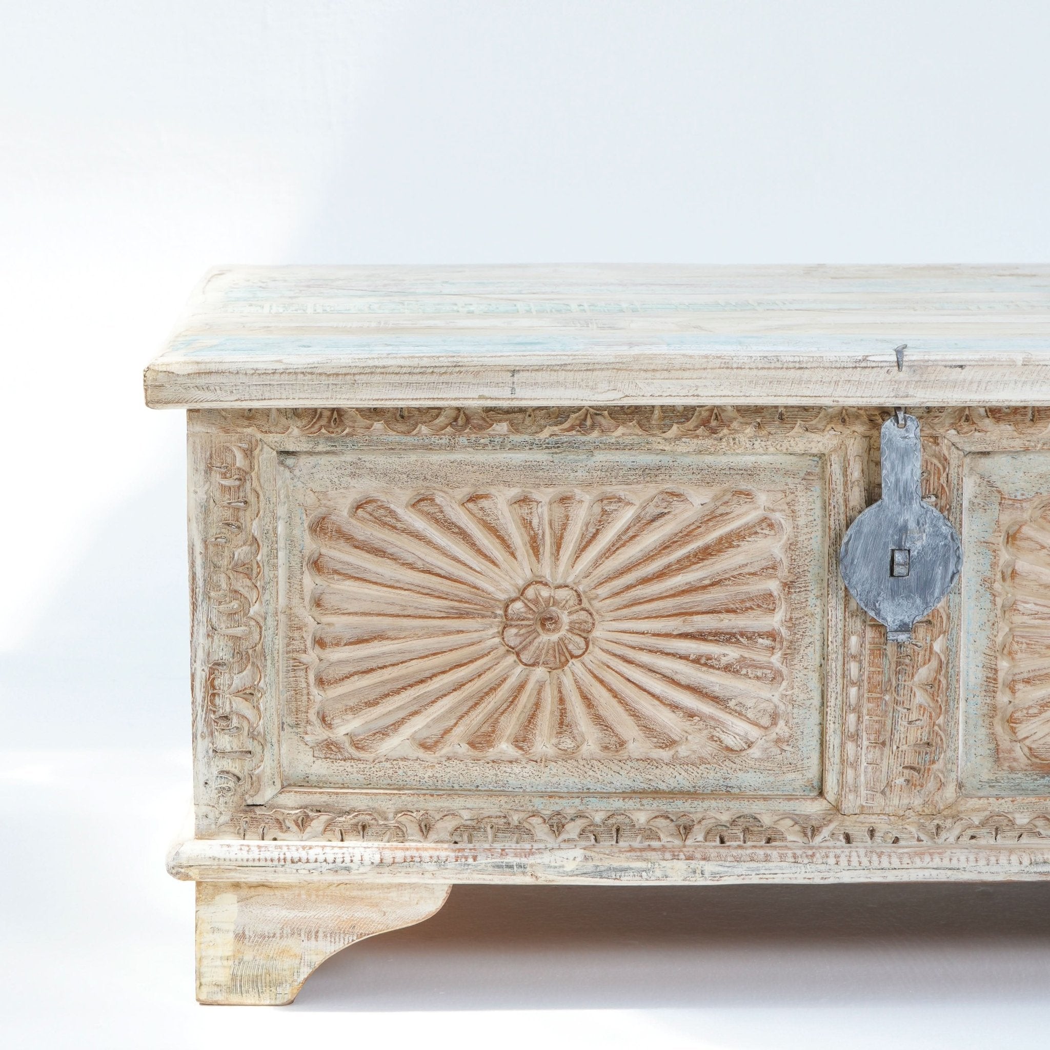 WOODEN ANTIQUE BOX - Art and craft furniture