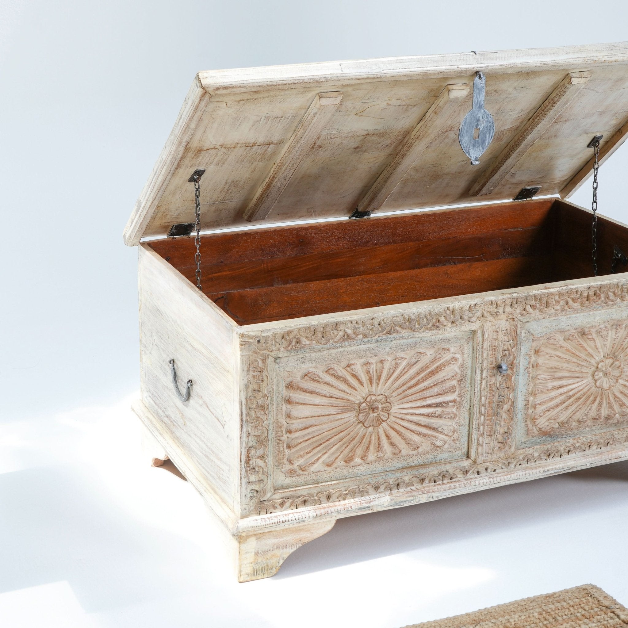 WOODEN ANTIQUE BOX - Art and craft furniture